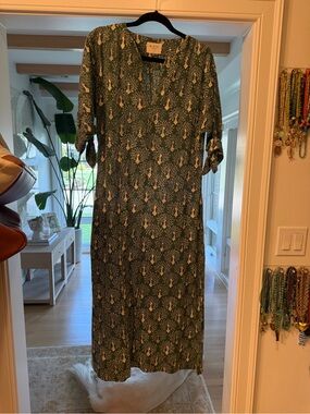 Green Botanical Print Midi Dress with Tie Sleeves